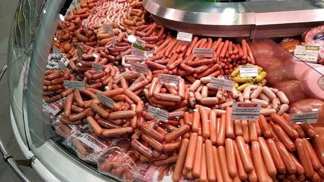 Сосиски и сардельки на витрине Выбор сосисок и сарделек