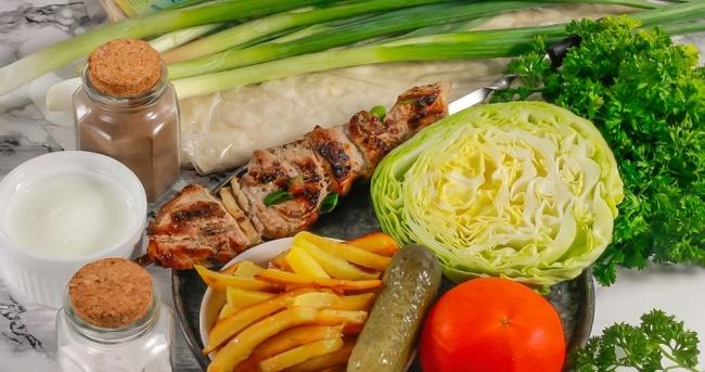 Ингредиенты для приготовления шаурмы с шашлыком и картофелем фри Состав для шаурмы с шашлыком и картофелем фри