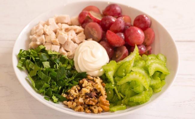 Смешивание ингредиентов салата из копчёной курицы, винограда и сельдерея Состав салата из копчёной курицы, винограда и сельдерея