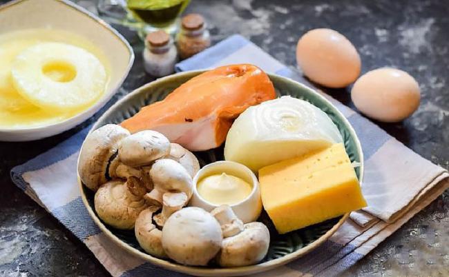 Ингредиенты для приготовления салата с копчёной курицей, ананасами и грибами Состав салата с курицей, ананасами и грибами