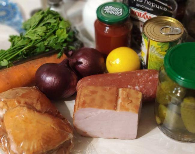 Ингредиенты для приготовления солянки с копчёными рёбрышками и колбасой Состав солянки с копчёными рёбрышками и колбасой