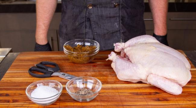 Натирание куриной тушки солью и специями  Специи для курицы