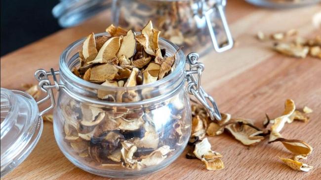 Сушеные маслята хранятся в банке Стеклянная банка с сушеными грибами