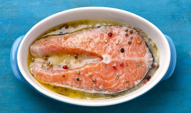 Замачивание сёмги в маринаде Стейк сёмги в маринаде