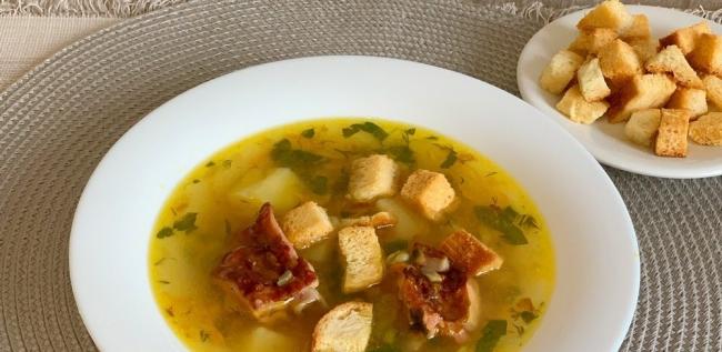 Классический гороховый суп с копчёной грудинкой и сухариками Суп с грудинкой и сухариками