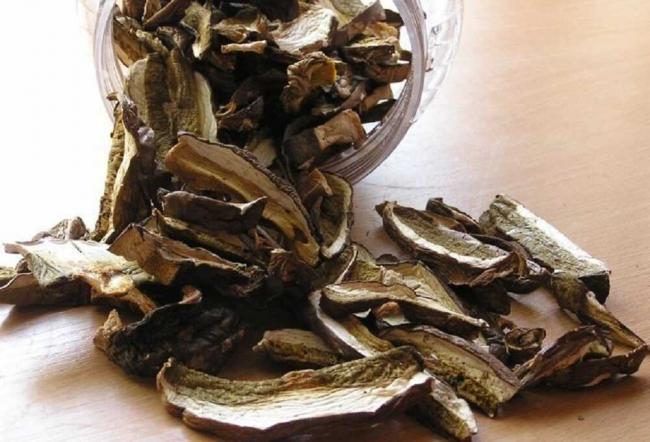 Кусочки сушеных баклажанов хранятся в банке Сушеный баклажаны, высыпанные из стеклянной банки