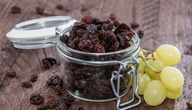 Изюм хранится в банке Сушеный виноград в стеклянной банке