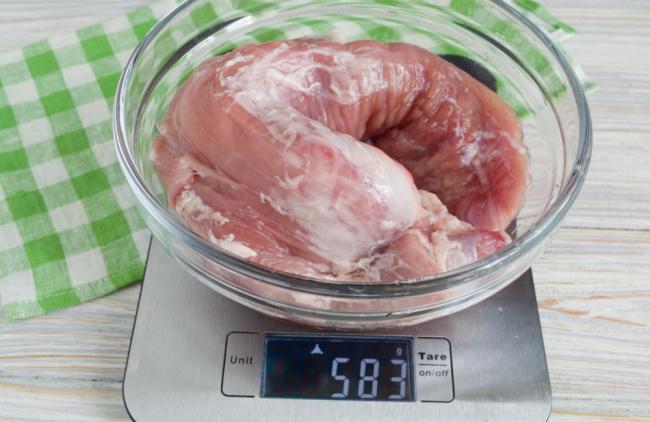 Кусок свежего карбонада для вяления  Кусок свежего мяса свинины в стеклянной миске
