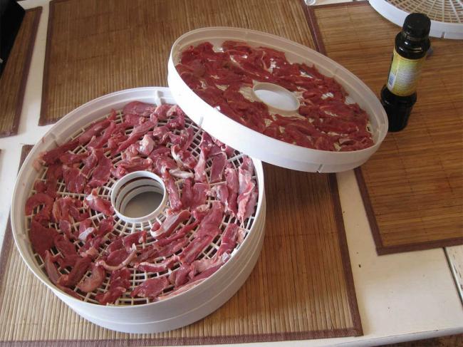 Вяление мяса дома в электросушилке Свежие кусочки мяса в электрической сушилке