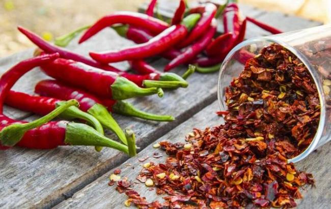Острая приправа из чили Свежий и измельченный сушеный перец