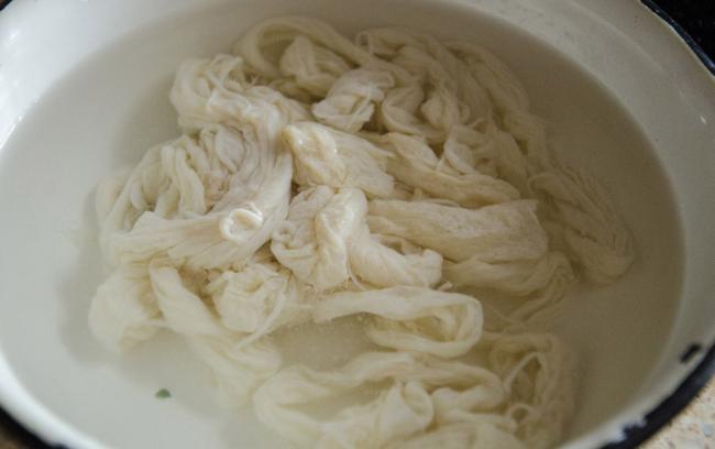 Вымачивание свиной черевы в воде Свиная черева в воде