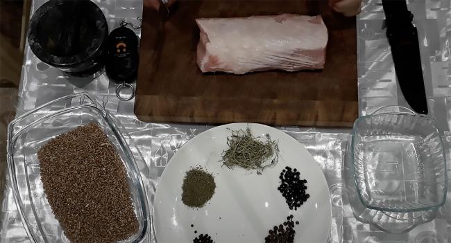 Ингредиенты для приготовления быстрого хамона Свиная корейка, соль и специи