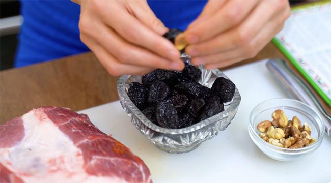 Ингредиенты для приготовления свиной ветчины с черносливом и орехами Свинина, чернослив, орехи