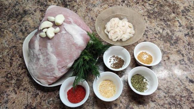 Ингредиенты для приготовления традиционной салями Свинина, чеснок, специи