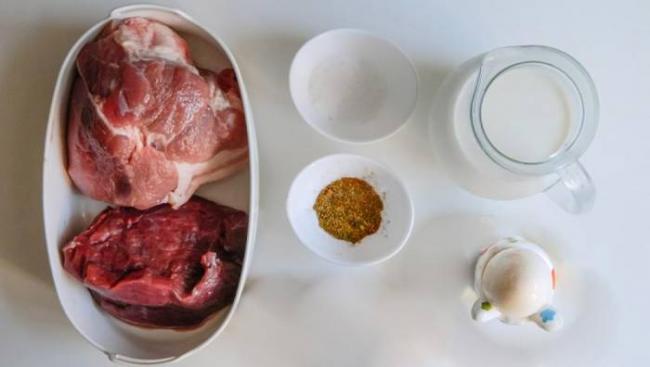 Ингредиенты для приготовления докторской колбасы с молоком Свинина, говядина, молоко, яйцо и специи