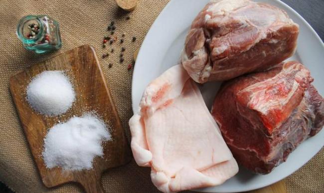 Ингредиенты для приготовления сырокопчёной любительской колбасы Свинина, говядина, сало, соль, специи