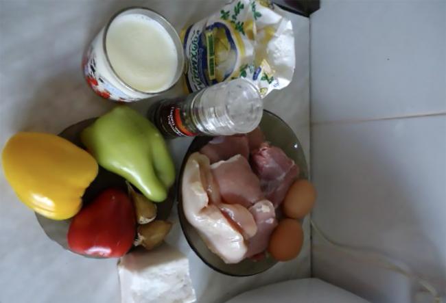 Ингредиенты для приготовления любительской колбасы с добавлением куриного филе Свинина, курица, перец, специи