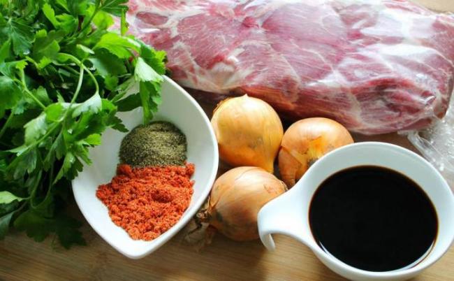 Ингредиенты для приготовления шашлыка на шпажках Свинина, лук, соевый соус, специи