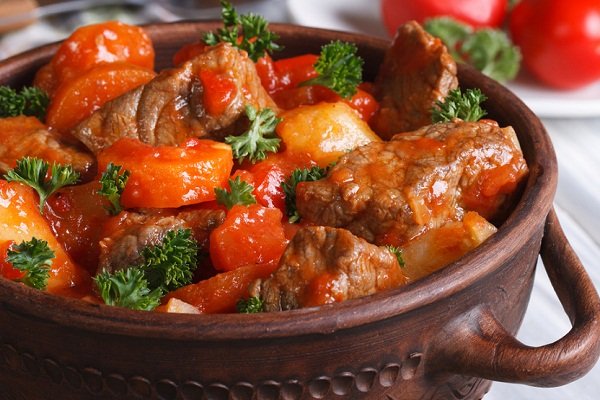 Как приготовить свинину с грибами в горшочке