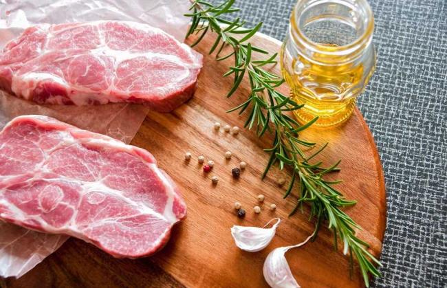 Кусочки свиной шеи с уксусом и травами Свиная шея с уксусом и специями