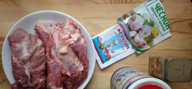 Ингредиенты для приготовления свиной ветчины в духовке Свинина, желатин, специи