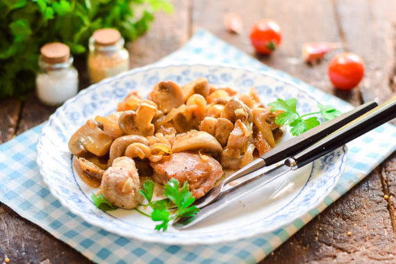 Как вкусно приготовить свинину с грибами в духовке
