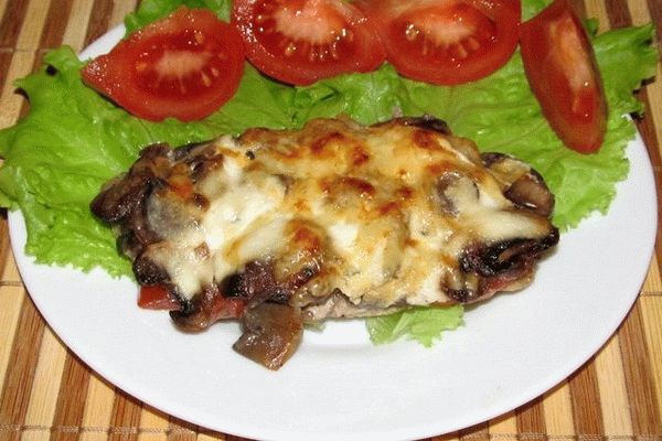 Свиная вырезка с грибами и луком и