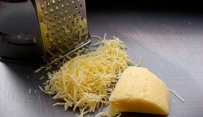 Натирание сыра на тёрке Сыр для салата с кукурузой
