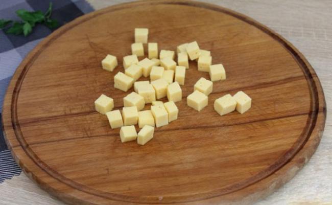 Нарезанный кубиками сыр для салата Сыр кубиками для салата