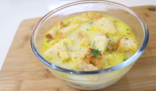 Сырный суп с грибами и копченым мясом