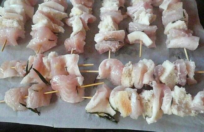 Шашлычки из щуки с белым хлебом  Кусочки щуки на шпажках с хлебом