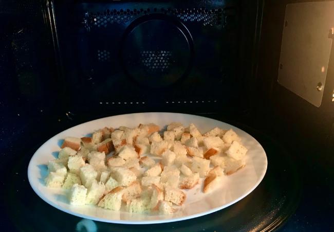 Сушка хлеба в микроволной печи Тарелка с сухариками в микроволновке