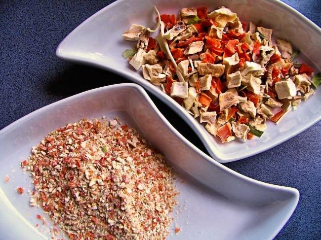 Овощная сухая смесь Тарелки с сушеными овощами целыми и измельченными