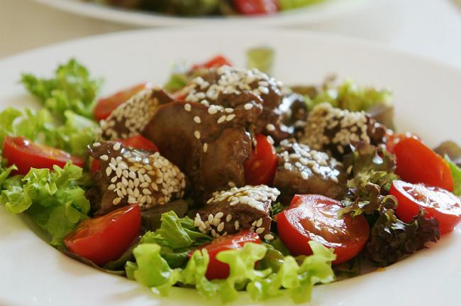 Горячий салат с куриной печенью
