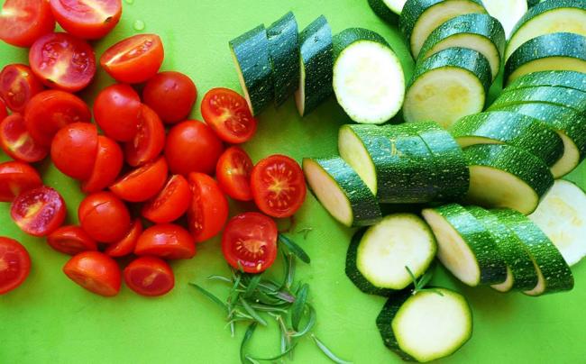 Нарезанные черри и цукини для шашлыка с лосятиной Цукини и черри для лосятины