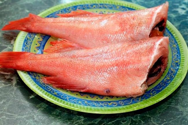 Морской окунь без головы Тушка рыбы