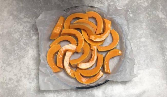 Выкладывание тыквенных долек на противень Тыква на противне