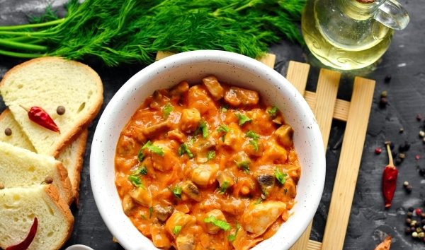Шампиньоны с курицей в сметане