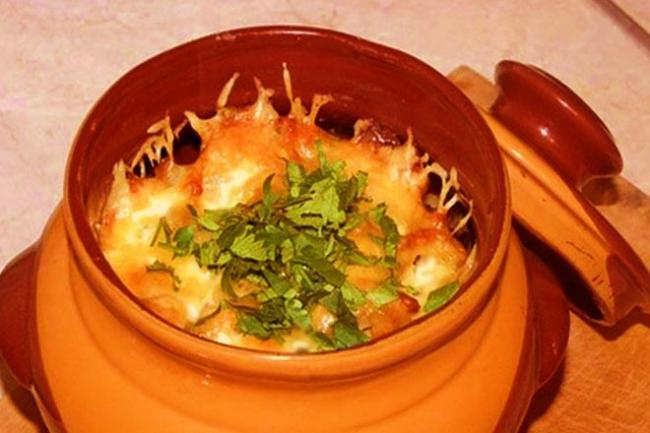 Курица в горшочке с деревенским сыром, рецепт с фото - Vkuso.ru