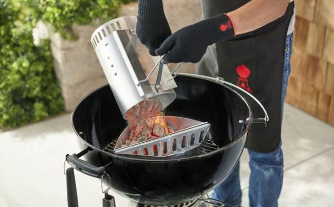 Высыпание углей из стартера в жаровню Угли из стартера