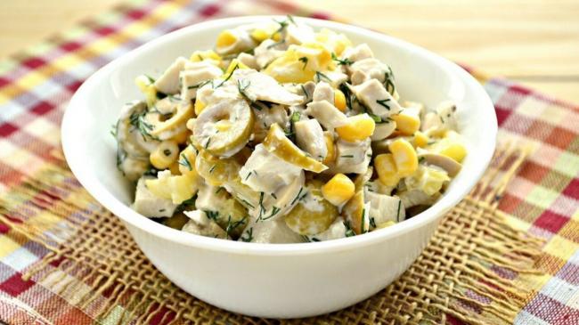 Салат из маринованных грибов с курицей