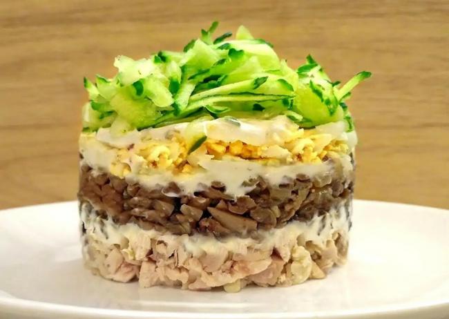 Салат из маринованных грибов с курицей