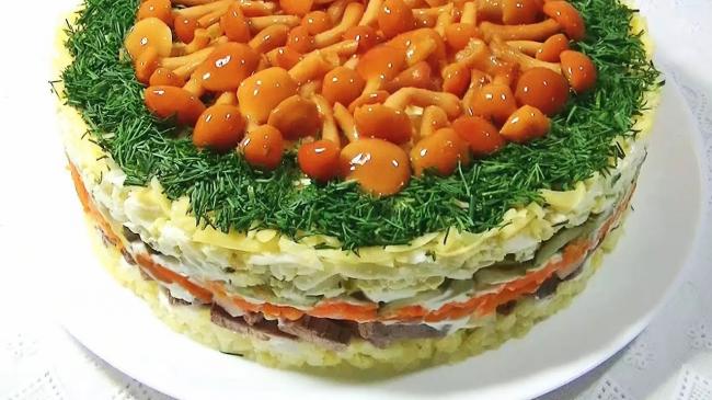Салат с копченой курицей и маринованными опятами