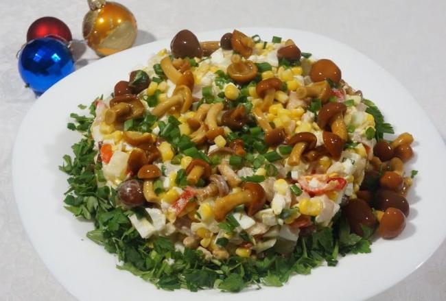 Салат с копченой курицей и маринованными опятами
