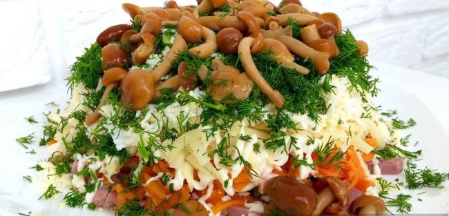 Салат с копченой курицей и маринованными опятами