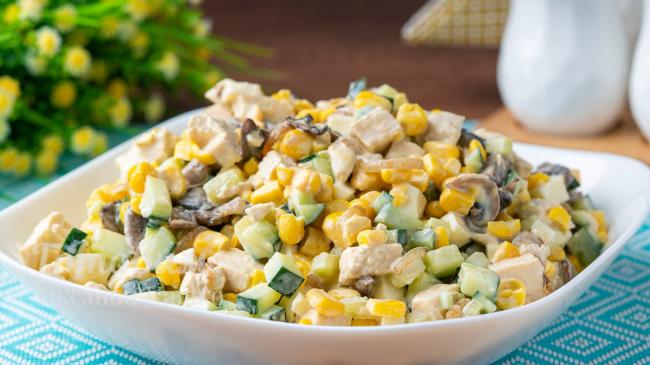 Салат с куриной грудкой и жареными шампиньонами