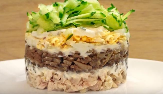 Салат с куриной грудкой и жареными шампиньонами