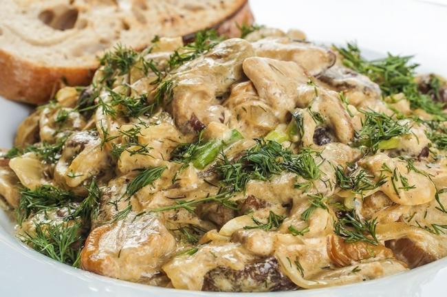 Как быстро и вкусно приготовить грузди со сметаной