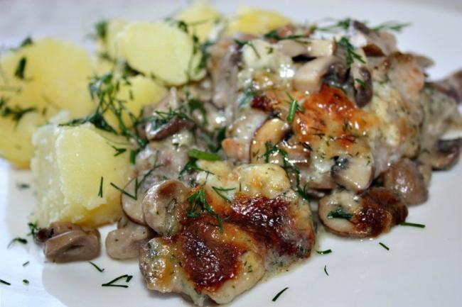 Запеченное мясо в духовке из свинины с картофелем и грибами