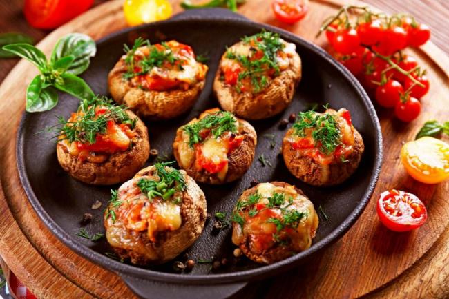 Шампиньоны в духовке целиком фаршированные с сыром